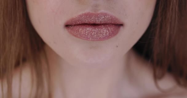 Primer plano de hermosos labios de modelo femenino joven con lápiz labial desnudo. Chica glamour con maquillaje perfecto. — Vídeos de Stock