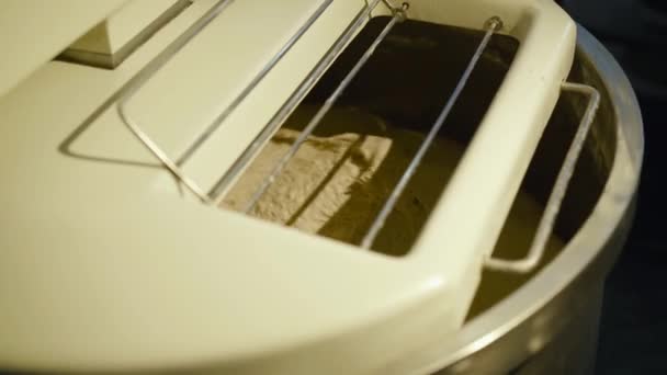 제과점에서 장비 제작에 대한 견해. 반죽을 자동 믹 싱하는 믹서 — 비디오