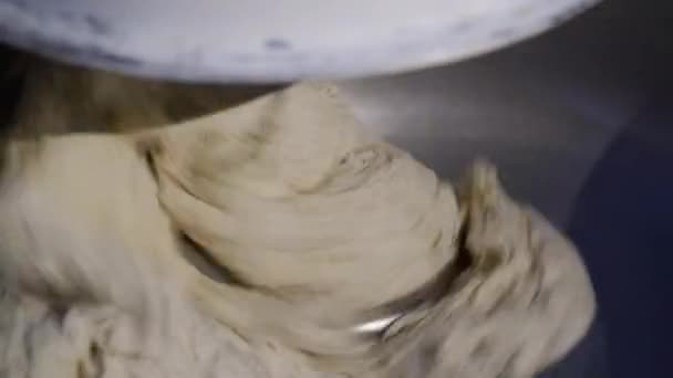 Cerrar el proceso de amasar masa de trigo con un mezclador automatizado en la fábrica de panadería — Vídeos de Stock