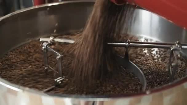 Riempire i chicchi di caffè tostati in attrezzature. Lentamente. — Video Stock