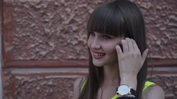 Portrét naprosto šťastné dívky s šálkem v ruce s úsměvem na kameru při budování — Stock video