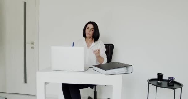 Enseignant bavarder sur un ordinateur portable pendant l'apprentissage et enlever des lunettes dans le bureau — Video