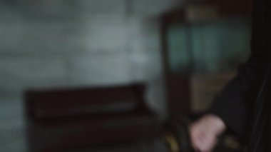 Siyah takım elbiseli kadın ve tişörtlü erkek el sıkışıyor.