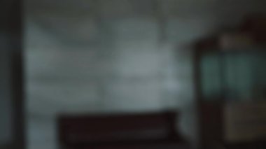 Siyah takım elbiseli kadın ve tişörtlü erkek el sıkışıyor.