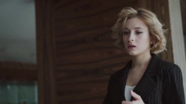 İş kadını el sıkışarak ve el sıkışarak konuşuyor.