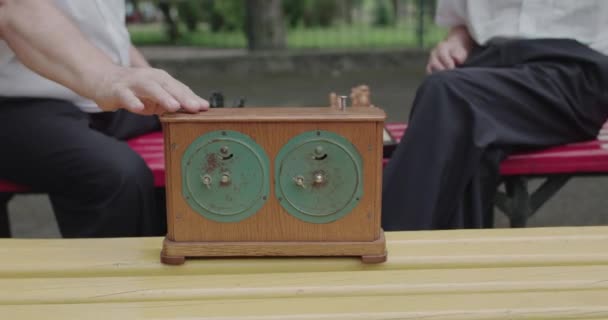 Satranç saatinin görüntüsü. Oyuncuların düşük görünümü oyun sırasında düğmeyi açar — Stok video