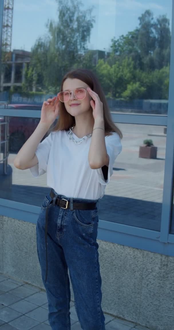 Menina feliz corrige óculos de sol e dança câmera frontal no lazer ao ar livre — Vídeo de Stock