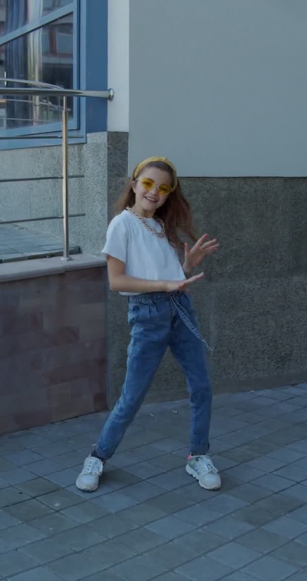 Alegre hipster baile calle solo cámara frontal con estilo y gafas de sol — Vídeo de stock