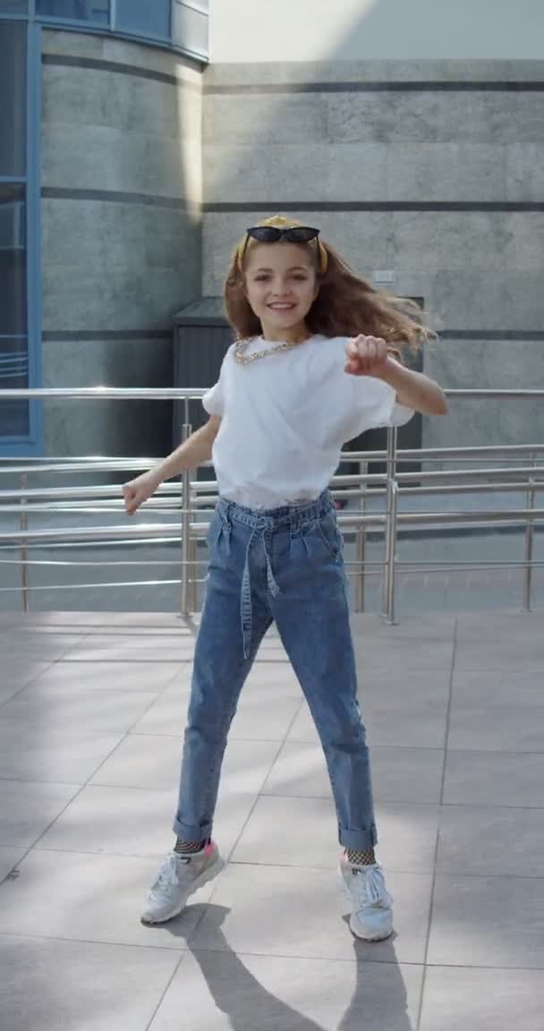 Joyeuse et élégante fille dansant hip-hop et s'amusant caméra avant sur la zone urbaine — Video
