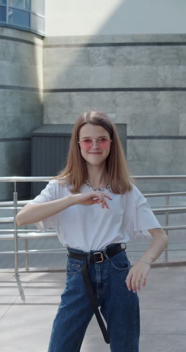 A lány stílusos megjelenés tánc és élvezet előtt kamera városi területen — Stock videók