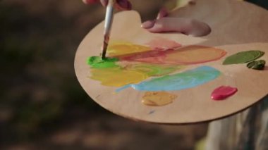 Ahşap palette suluboya karıştırma görüntüsü