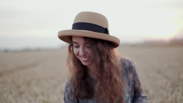 Porträt einer begeisterten Malerin im Weizenfeld und lächelnd — Stockvideo