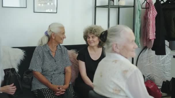 Feliz edad mixta de las mujeres que tienen un tiempo agradable con hablar en la habitación — Vídeo de stock