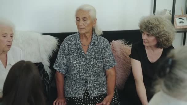 Mutlu karışık yaş kadınları odada keyifli sohbetler ediyor. — Stok video