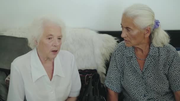 Дві старші жінки вдумливо говорили під час процесу в роздягальні — стокове відео