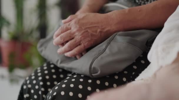 Низький погляд на невпізнаваних бабусь зі складеними руками — стокове відео