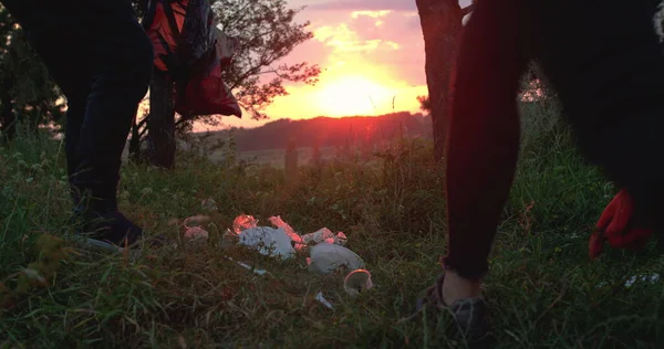 Çevrede plastik toplayan genç gönüllülerin düşük görünümü Stok Resim