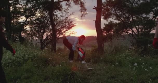 Vue du soir des jeunes nettoyer le territoire naturel des déchets — Video