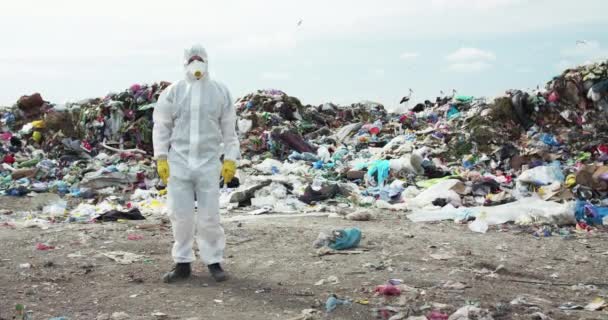 Virologe zeigt kein Zeichen mit gekreuzten Händen und nickendem Kopf in der Nähe von Mülldeponien — Stockvideo