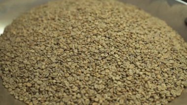 Taze kahve çekirdekleri. Yavaşça.