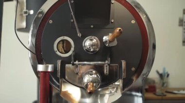Modern ekipmanlarda taze kahve çekirdekleri üretimi