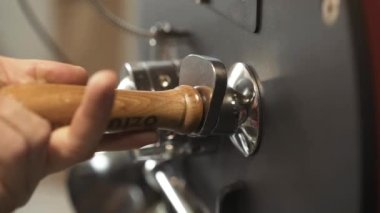 Kahve çekirdeklerini hazırlama işlemini erkek eller kontrol ediyor