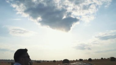 Mutlu bir babanın portresi kızını yakalar ve Haycock 'un ellerine bırakır.