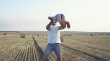 Mutlu baba kızını ellerine bırakır ve anne onlara gelir.