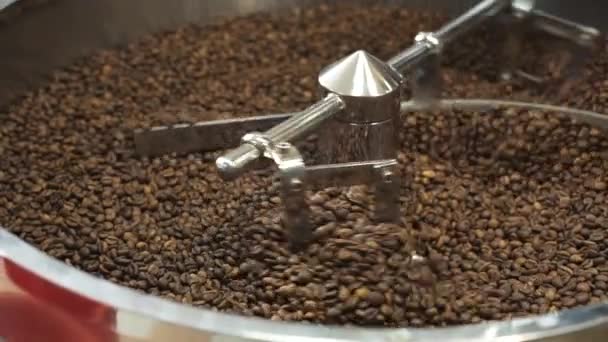 Szoros kilátás a keverés és őrlés pörkölt kávébab felszereléssel — Stock videók