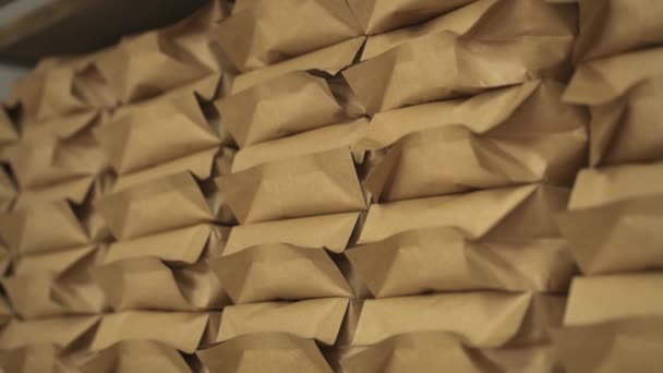 Achtergrond van verpakte koffie op de planken — Stockvideo
