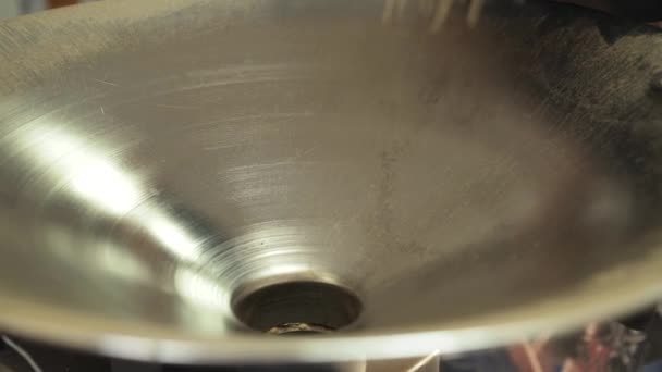 将新鲜咖啡豆装配成设备的过程 — 图库视频影像