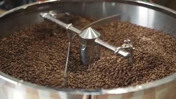 Close view van het mengen van gebrande koffiebonen in professionele apparatuur. Langzaam.. — Stockvideo