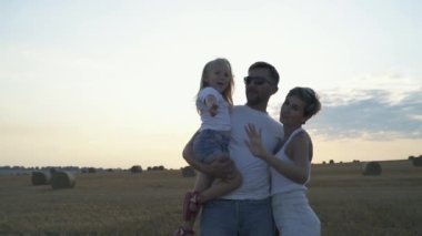 Mutlu bir ailenin portresi ve güzel kızları el sallıyor.