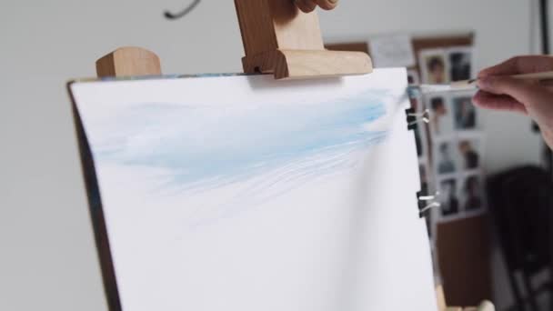 Κοντινό πλάνο του χεριού καλλιτέχνη, κρατώντας πινέλο χρώμα και ζωγραφική. — Αρχείο Βίντεο
