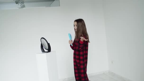 Jong model gebruikt haar kam naar zingen — Stockvideo