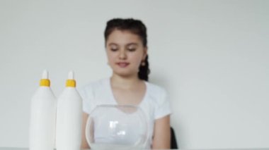 Kız işine odaklanıyor, hazırlanıyor.