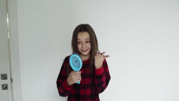 Ragazza in studio, canta e sorride mentre balla — Video Stock