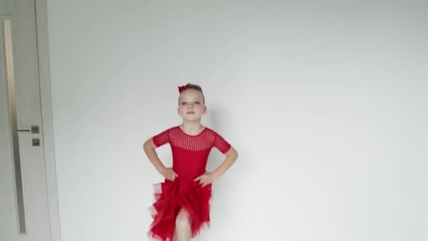 若い女の子のハードワーク,強い足 — ストック動画