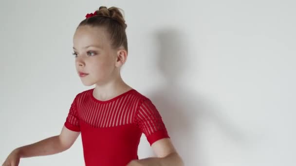 Close up chica bailando en vestido rojo — Vídeo de stock