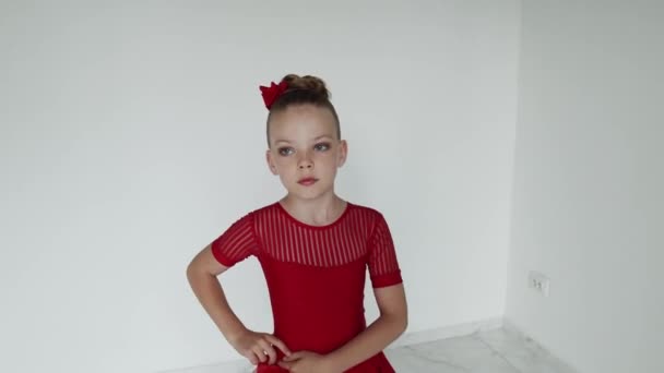 Девушка поднимает правую руку во время танцев — стоковое видео