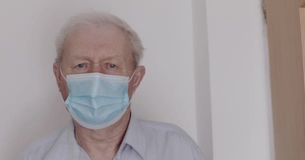 Portrait de grand-père réfléchi masqué sur le visage regardant la caméra malheureusement — Video