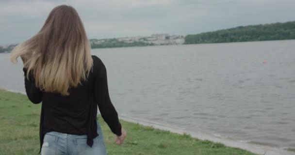 Fröhliches Mädchen posiert morgens mit ihren Haaren vor der Kamera am Meer — Stockvideo