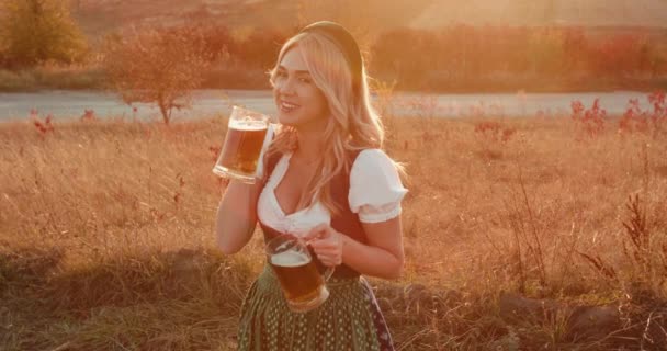 Menina eslava bonita em vestido étnico detém duas cervejas, bebidas e sorrisos — Vídeo de Stock