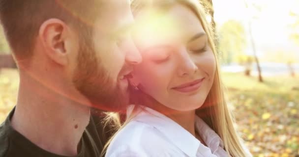 Vista cercana de pareja feliz enamorada teniendo placer de estar juntos en el parque — Vídeos de Stock