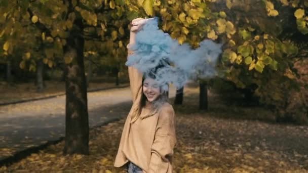 Portrait de fille intelligente pose dans le parc et en utilisant des feux colorés — Video