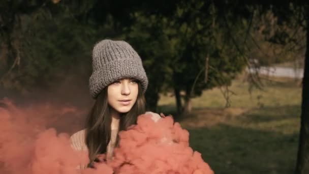 Portrait de fille intelligente pose dans le parc avec des feux colorés. Doucement. — Video