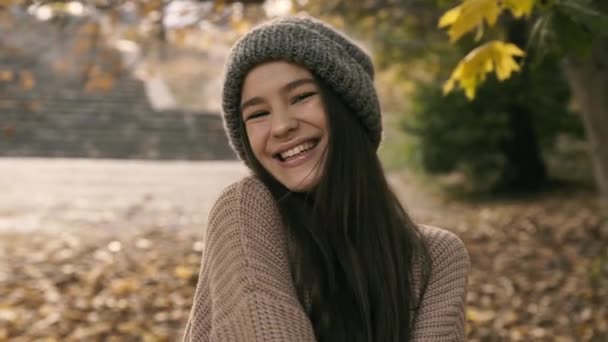 Carefree teen smích a pózuje na kameru v podzimním parku — Stock video