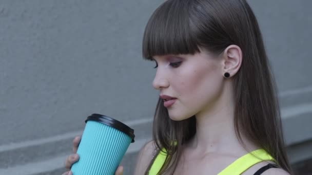 Perfil retrato de chica bonita con el pelo que sopla bebe una taza de té — Vídeo de stock