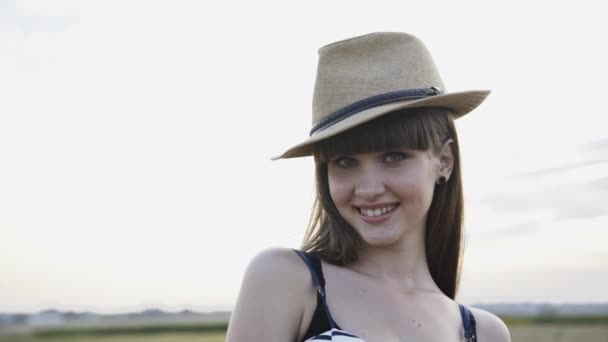 Ritratto di ragazza seducente in posa cappello e flirta a macchina fotografica con sorriso — Video Stock
