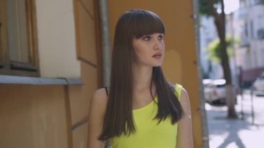 Elbiseli güzel bayan dış ve dış binalara bakıyor.